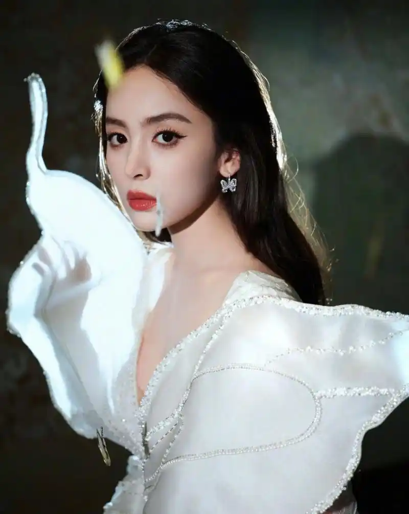 古力娜扎颜值出众,红毯造型都都很出圈,但除了美貌这点能大夸特夸外