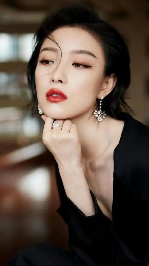 倪妮性感黑色深v上衣诱人写真