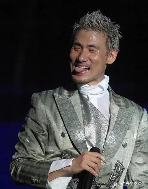 62岁的张学友在演唱会上突然摔倒,他的一个小举动感动无数人