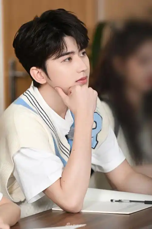 组图:蔡徐坤《奔跑吧》剧照 短袖搭针织背心青春活力