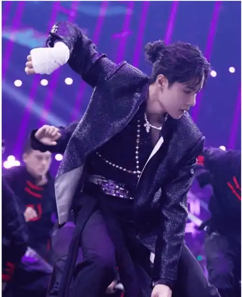 王一博水晶王座来袭,努力的他终于成为了我们眼中的王者_时尚_街舞