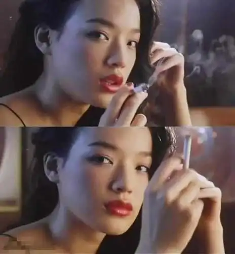 舒淇在影视剧中抽烟的样子常常见到,气质十足,将许多观众迷得神魂颠倒