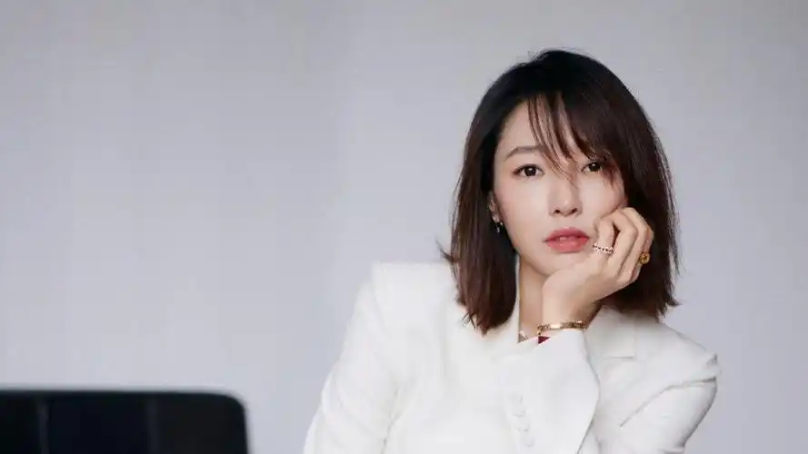 白百何和老公张思麟带娃踢球,儿子留长发,男方高冷带娃全靠母亲