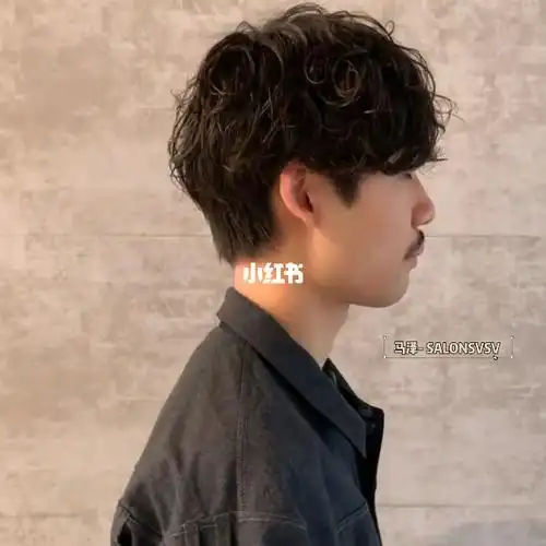 日系风格卷发男女同款