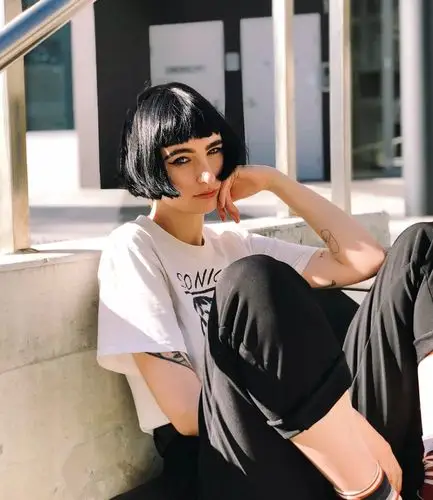 眉上刘海,齐嘴短发