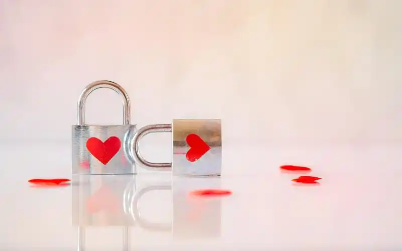 用爱情锁把爱情锁在一起