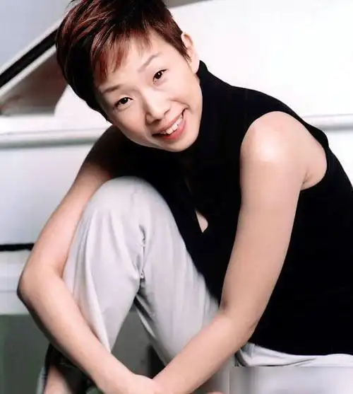 李宗盛原本有个爱他的老婆,为了林忆莲,和结婚十年的老婆朱卫茵离婚