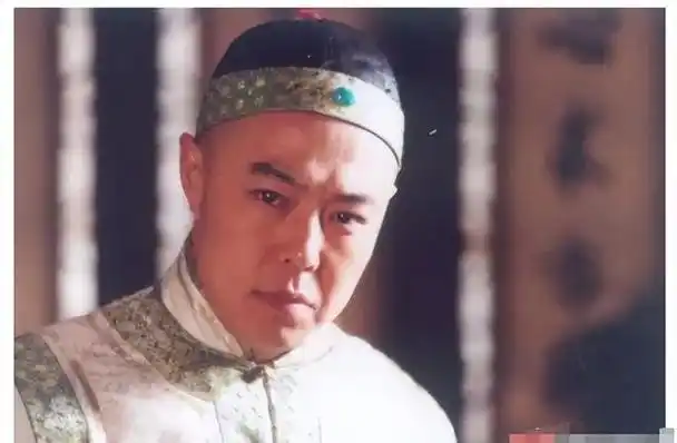 从《还珠格格》走红的张铁林曾经是演艺圈的大红人,备受瞩目.