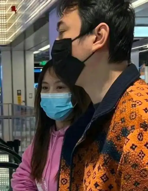 王思聪新女友身份被扒疑似19岁网红苡慕两人年龄相差17岁