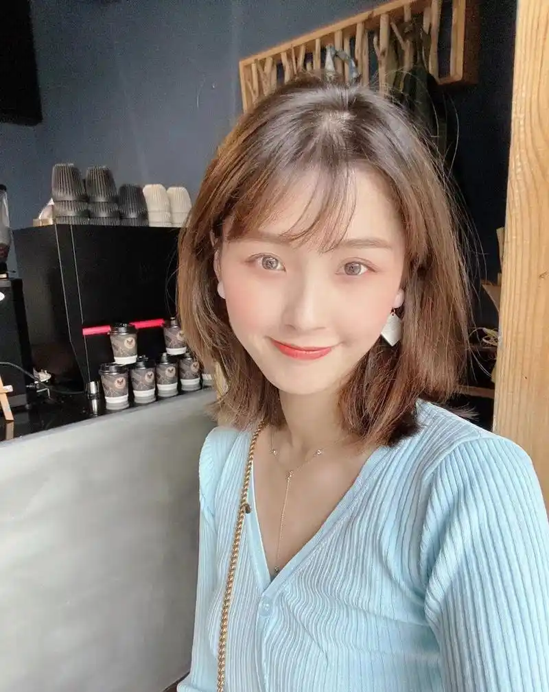 齐肩短发也是一款不挑人的发型,我觉得这款发型还是挺适合春夏季节的.