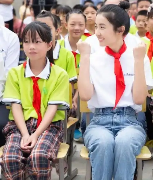 张子枫亮相乡村学校参加公益活动小学生坐姿抢镜不愧是乖乖女