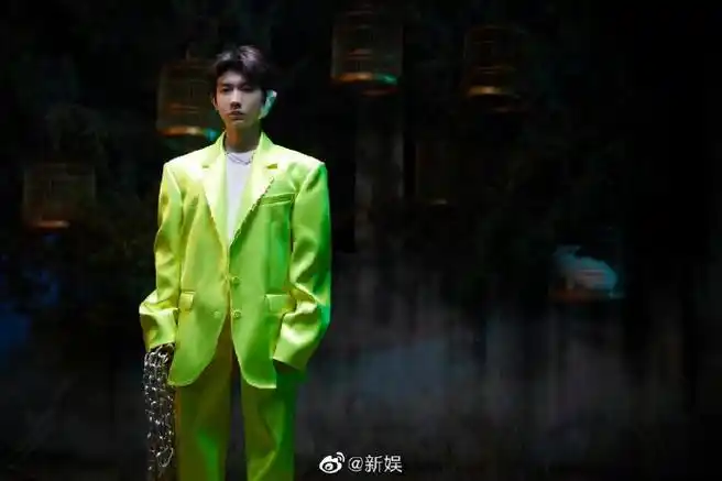 王源荧光绿西服##新娱