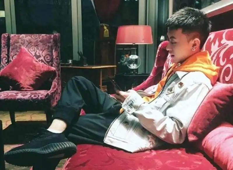 回顾沪上皇秦奋手戴1000万名表坐3亿私人飞机他到底啥来头