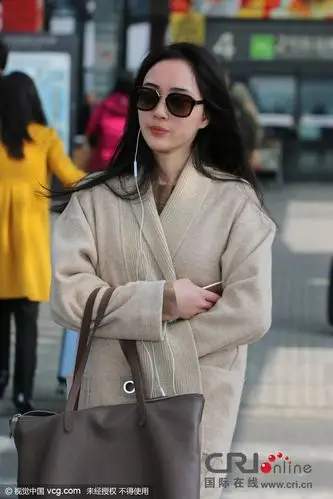 snh48赵嘉敏通过北影三试 戴黑超现身机场