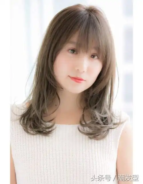 圆脸长发适合的发型13款适合圆脸女生的中长发发型
