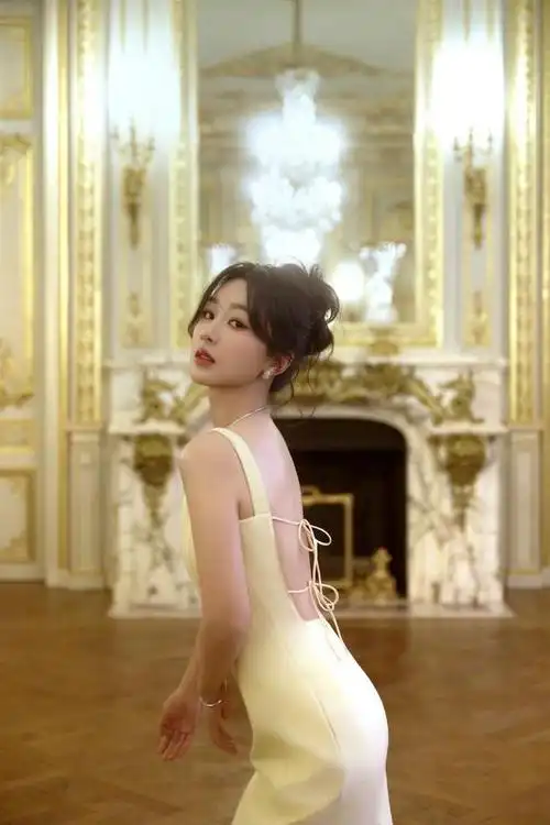 杨紫最新造型曝光穿露脐装大秀蚂蚁腰嘟嘴卖萌少女感十足