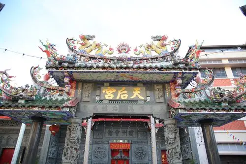 去的时候街上也没什么人,天后宫更没有开门,只是路过看了看,门头很