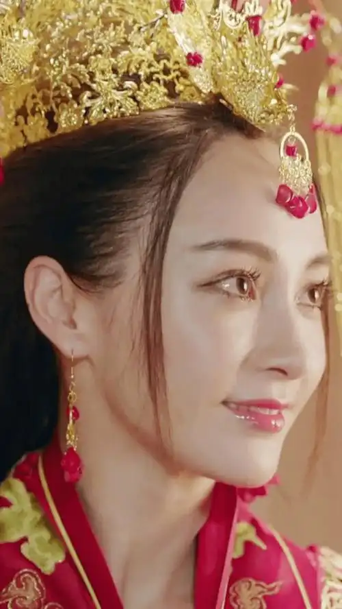 姚笛古装戏里演新娘子穿上大红的喜服戴上凤冠真是富贵逼人金碧辉煌.