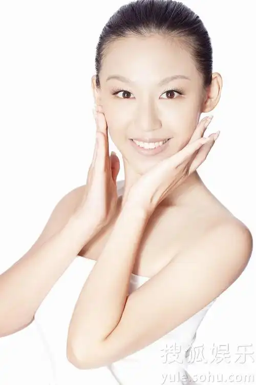 梁艺馨登《嘉人美妆》 化身"万人迷"美肤达人[5p]