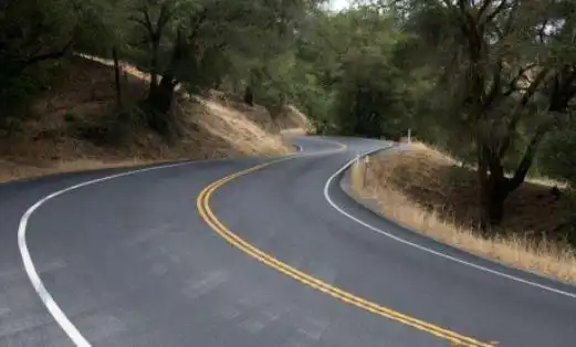 开手动档汽车,在转弯的时候踩离合,是错误的