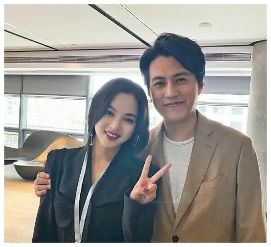 靳东新情况甜蜜紧搂辛芷蕾晒照网友老婆吃醋吗