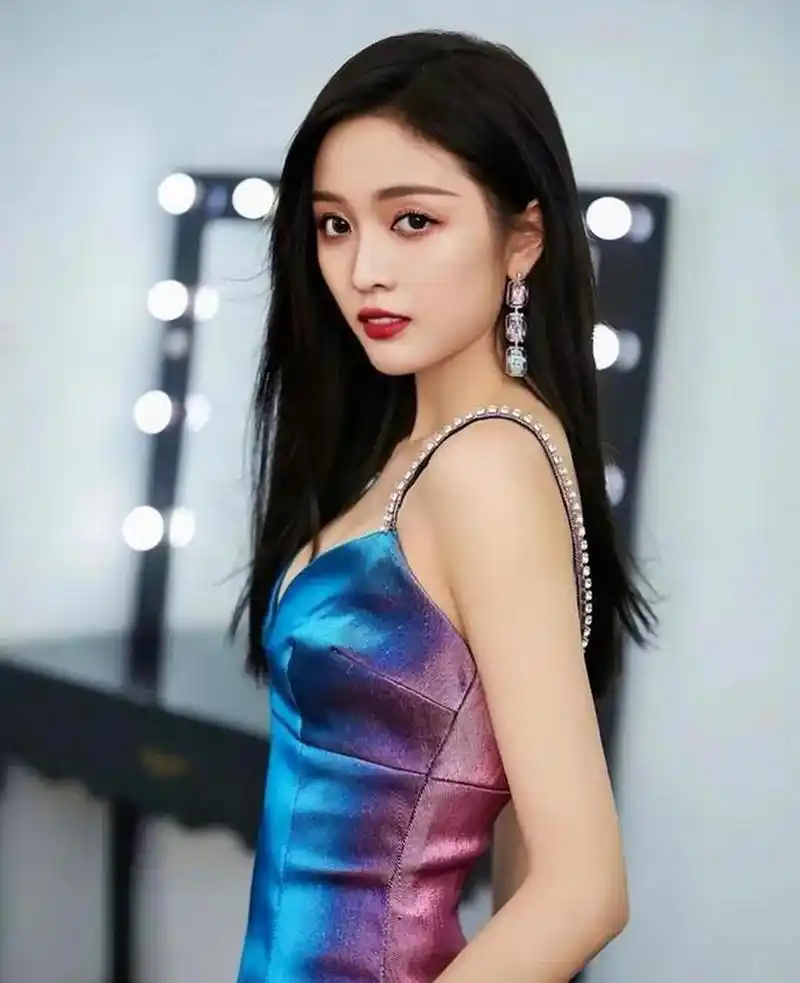 你怎么评价火箭少女吴宣仪的颜值和身材?