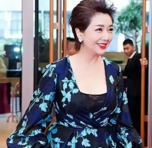 江珊终于选对合适的发型,55岁短发红唇魅力无限