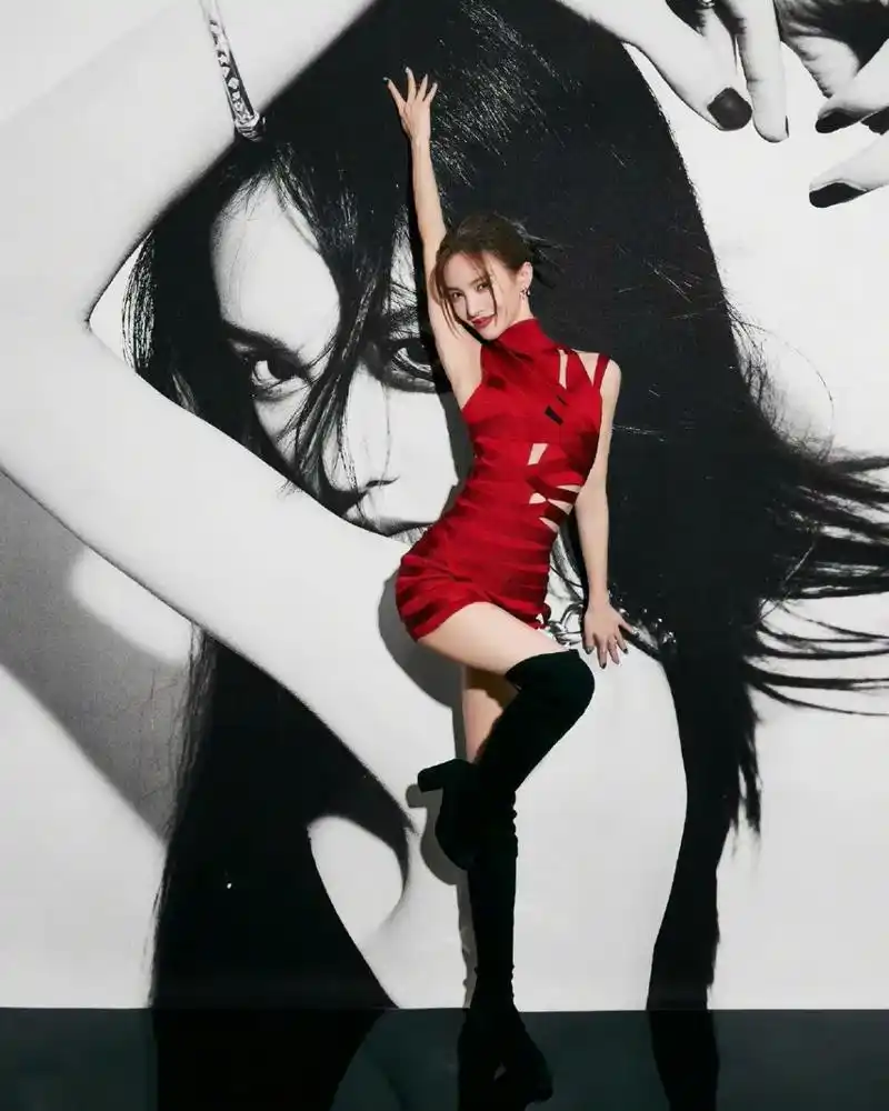 金晨# 一袭红色包臀裙,脚蹬黑色长筒靴,窈窕曼妙的傲人身材,曲线婺热