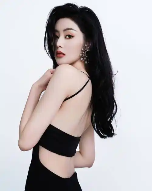 张天爱华表奖颁奖典礼身穿吊带黑色长裙亮相,肌肤娇嫩如雪-爱读书