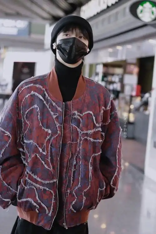 严浩翔今日机场饭拍 身穿暗红色毛边夹克的帅气翔哥……__财经头条