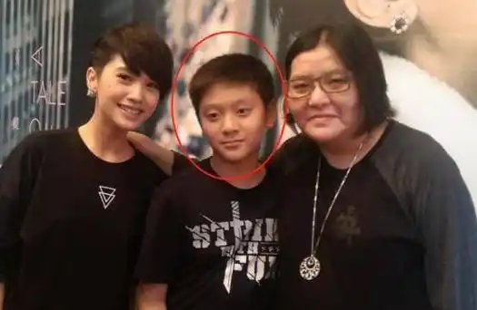 陈宝莲的儿子跟了养母的姓氏邱,如今19年过去,他也已经长成了一位大