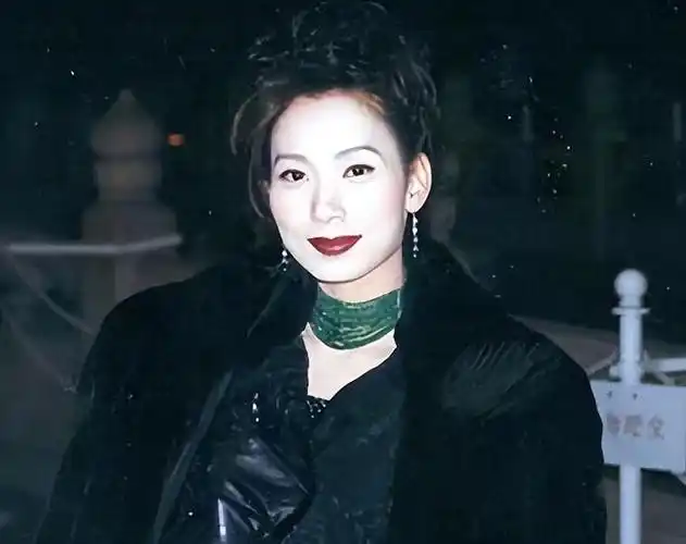 港姐邝美云拒嫁豪门,手握烂牌逆风翻盘,如今身价上亿