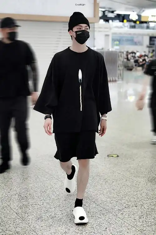 许凯机场全黑造型饭拍 真的好帅一男的啊,腿毛好性感