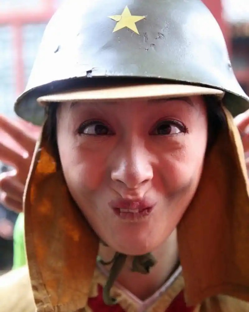 这个大家都知道是谁了吧,吴昕扮鬼脸是最吓人的, 图1是范冰冰,图2左边