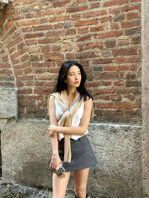 原创31岁杨采钰带火了一种洋气穿搭马甲短裙长筒靴显瘦又洋气