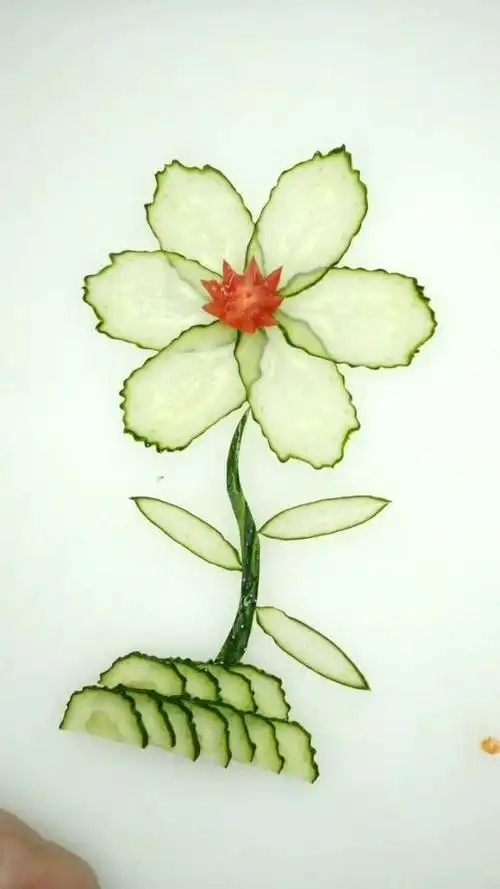 日常切黄瓜时可以这样切,然后这样摆盘,是不是很漂亮?