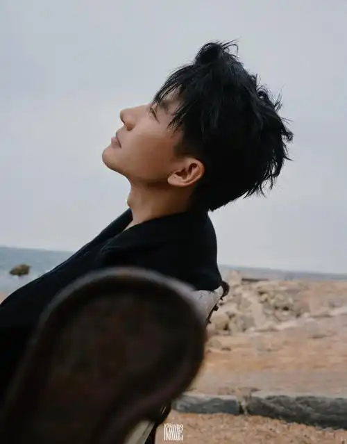 黄轩登费加罗男士九月刊海岸间彰显秋日冷冽质感