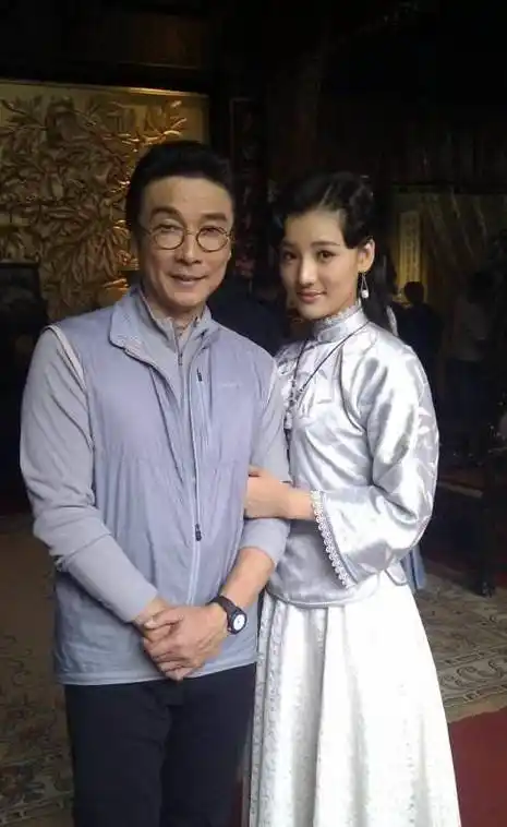 刘松仁发福憔悴很苍老,小20岁妻子素颜近照,结婚多年