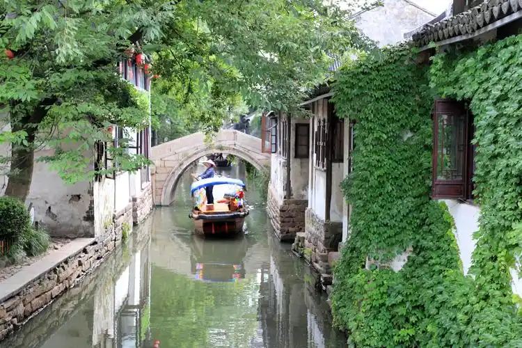周庄的建筑,桥,水构造了一幅"小桥流水人家"的水乡风景画.