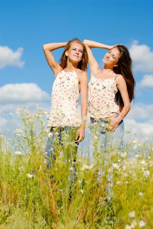两个快乐的青年妇女享受阳光