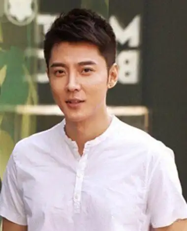 韩版剃鬓角的前梳短发发型,头发的长度也是毛寸的效果,将发顶开始的