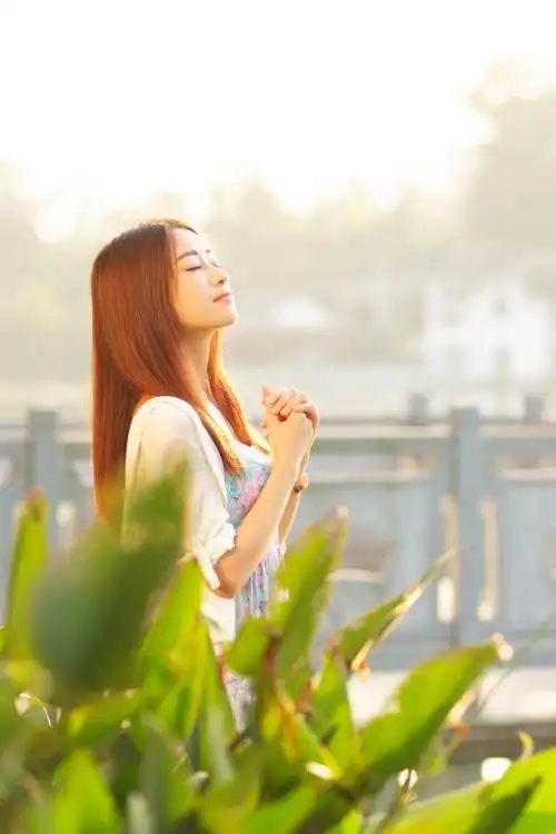 夏季清凉湖畔长发美女逆光唯美意境写真