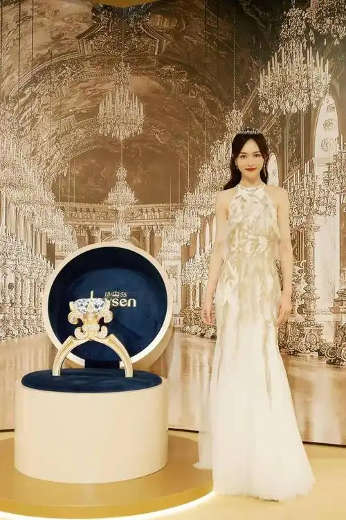 唐嫣贵族气质好明显白色挂脖裙再戴上皇冠妥妥的小公主