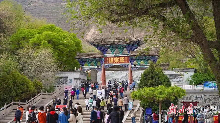 4月30日,兰州市五泉山公园迎来众多市民游玩.