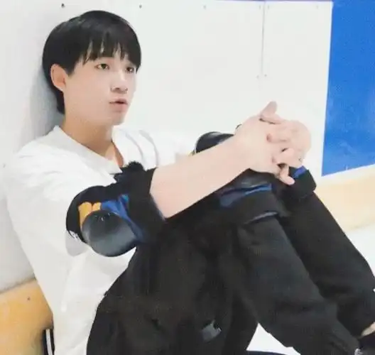 这个姿势显的宝宝好乖 #姚琛