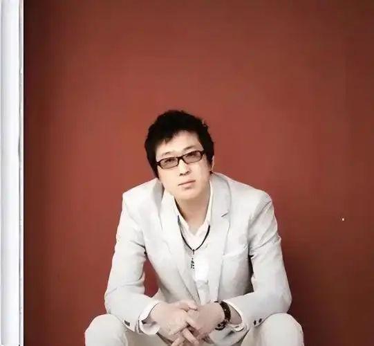 军旅歌手云朵个人资料 美女歌手云朵照片 - 歌词译