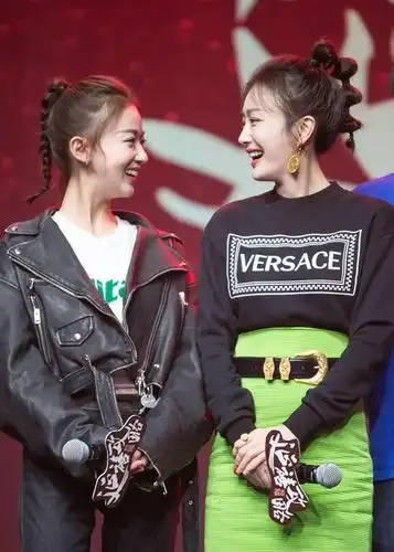 吴谨言与李沁撞衫,穿同一款白t恤,令妃香妃你选谁?