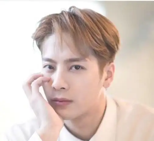 王嘉尔逗号发型怎么剪