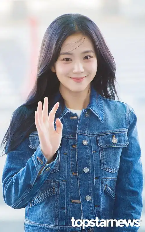 kimjisoo超话#金智秀幸福指数103%#  240226 icn机场出境 新闻图/饭拍