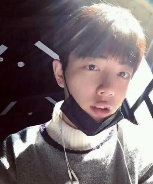 肖战出道前旧照引热议,颜值气质差距明显,谁还认得出?